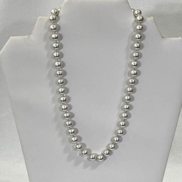 Monet Pearl-like necklace with silver tones. - Picture 1 of 6